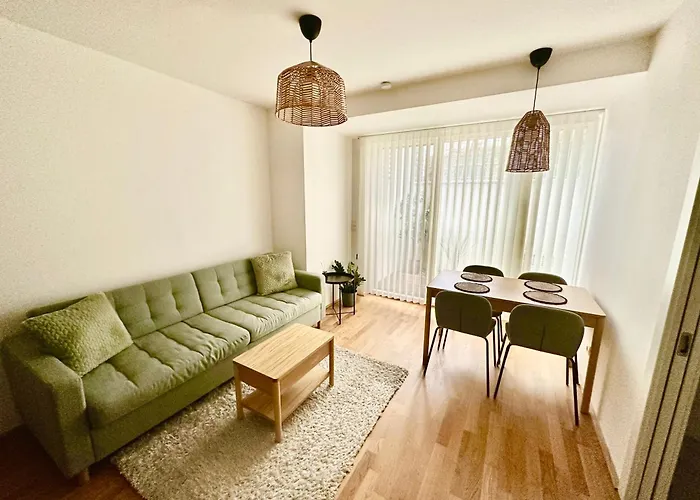 Brand-new Close To Center דירה *